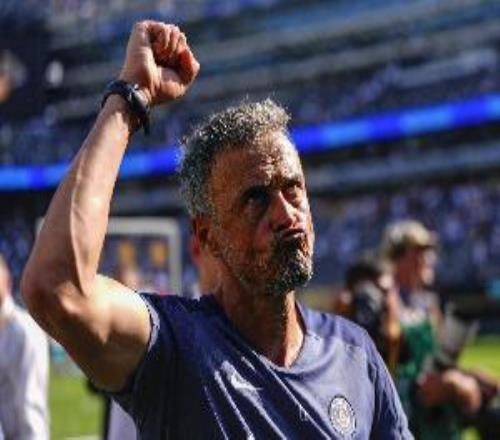 大勝淘汰切爾西，登貝萊、杜埃等巴黎隊員在更衣室慶祝晉級