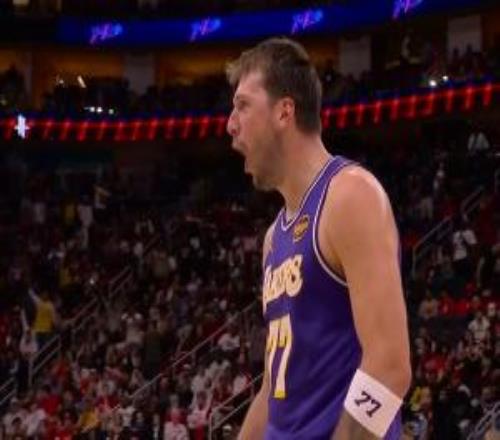 Boom！東契奇單打小賈！補一炮！超遠三分轟死比賽！