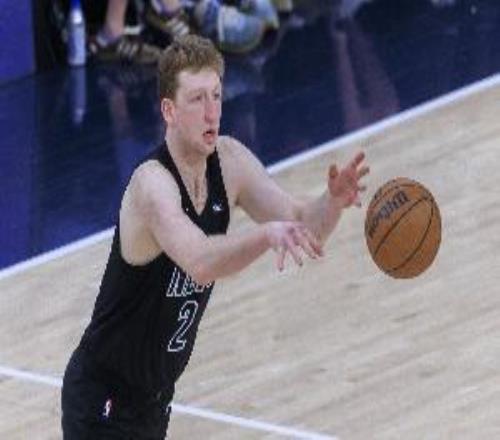 籃網(wǎng)首發(fā)5人組上半場合計(jì)9分沃爾夫4分克洛尼3分特拉奧雷2分