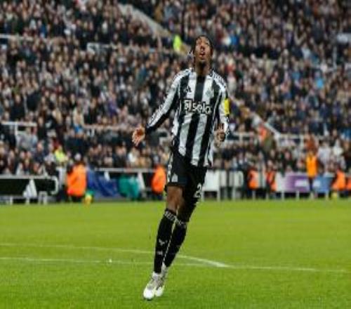 歐冠淘汰賽階段，伊蘭加成第3位在諾坎普梅開二度的客隊球員