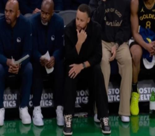 好看不庫里今日上腳匡威坐在場邊認真觀戰(zhàn)