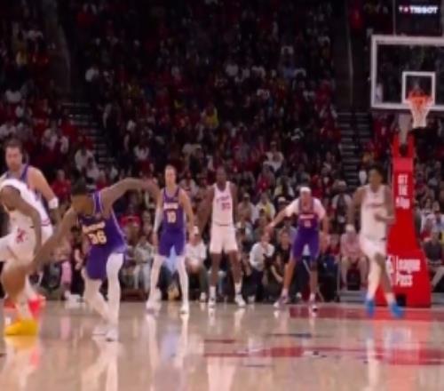 對(duì)面沒(méi)招兒！上半場(chǎng)湖人造成火箭6次失誤利用失誤得分14比4