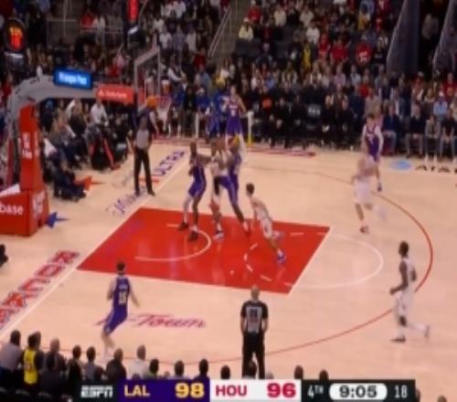 一馬平川！詹姆斯反擊接球中路突擊大三步上籃得手