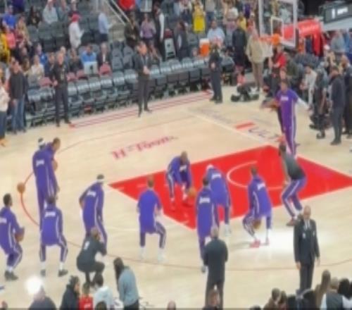 還挺逗！老詹主call湖人賽前儀式一個(gè)沒進(jìn)但節(jié)目效果拉滿