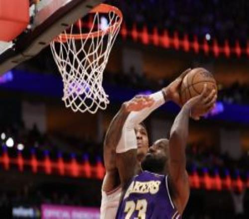 燃盡了！詹姆斯先連續(xù)防守又全力沖刺上籃被犯規(guī)手肘再次受傷！