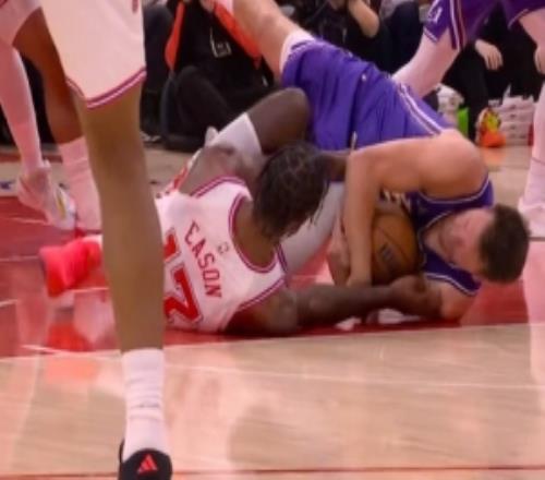 拼搶激烈！東契奇與伊森倒地爭球都不肯撒手一片混戰(zhàn)