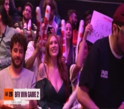 導(dǎo)播知道大伙兒愛看啥！巴西現(xiàn)場驚現(xiàn)金發(fā)大雷妹