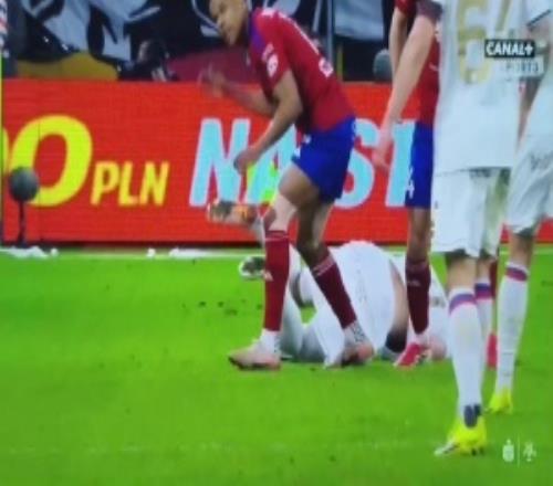 登場2分鐘染紅！40歲波多爾斯基波蘭甲猛擊對手腹部遭禁賽3場