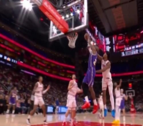 還得你來！里夫斯送助攻詹姆斯空接扣籃打成2+1