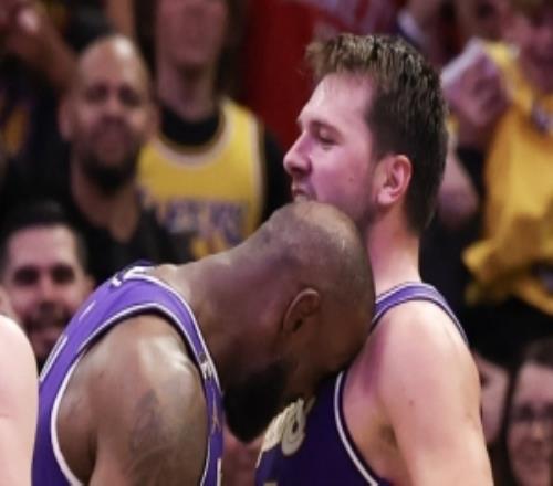 詹姆斯：东契奇整个赛季都这么打球我们努力支援他