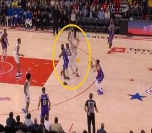 伊森防守漏人&推一把申京补防但77仍命中申京撇嘴乌度卡摊手无奈