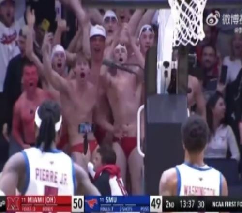 这谁顶得住！NCAA疯狂三月现场出现一群泳裤男成功干扰对手罚球