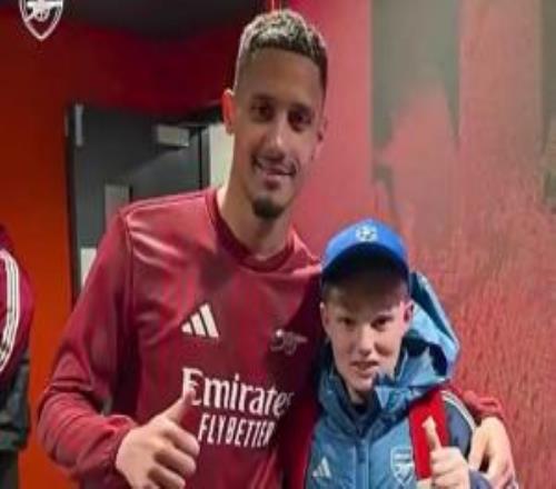 此前踢飞皮球引发小球童不满！萨利巴送上自己的球衣并致歉