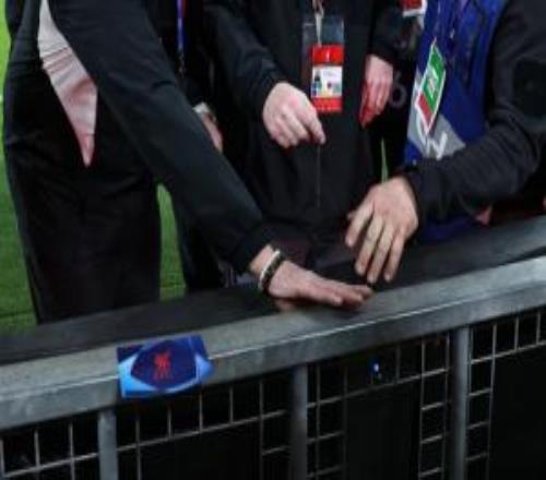 諾阿朗手指嚴(yán)重割傷！ESPN曬照，工作人員對其受傷的地點(diǎn)檢查