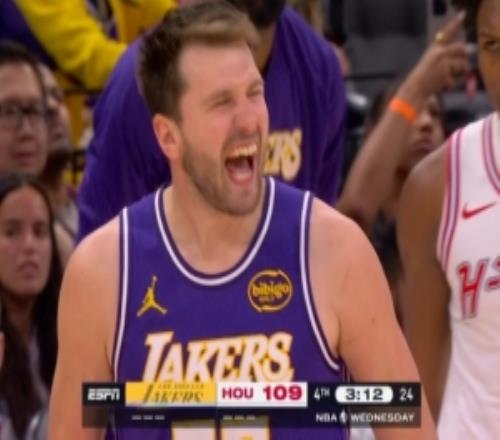 這就叫超級巨星！東契奇轉(zhuǎn)身三分手起刀落湖人領(lǐng)先4分打?；鸺? />
<div   id=