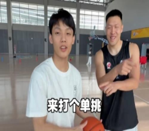 徐杰與網(wǎng)紅球員洋媽單挑局！畢竟CBA球員各種變速變向輕松拿捏！