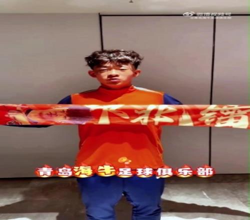 17歲，他在中超奔跑，未來(lái)有多遠(yuǎn)他說(shuō)，戴上它就是現(xiàn)在