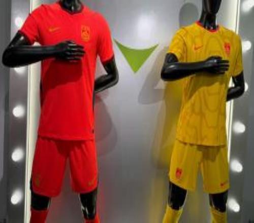 國足新球衣發(fā)布！主場球衣傳統(tǒng)紅色配色，客場球衣為黃色
