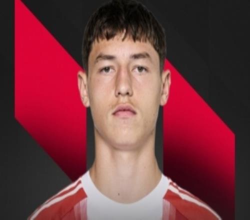 帕維奇是首位出戰(zhàn)歐冠比賽的10后球員，賽事歷史第三年輕出場球員