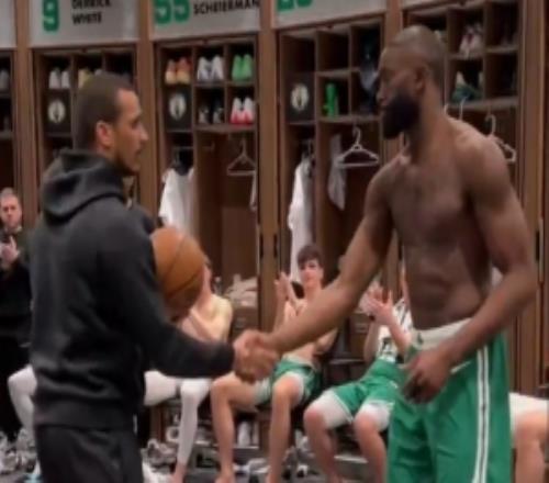 得分升至綠軍隊史前十！賽后馬祖拉將比賽用球送給杰倫布朗