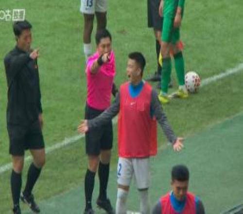 馬寧半場(chǎng)前連出三黃：法比奧戰(zhàn)術(shù)犯規(guī)，斯盧茨基、王世龍場(chǎng)邊抗議