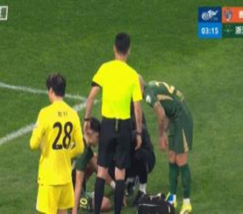 與門將相撞！記者：托利奇賽后被送往青島當?shù)蒯t(yī)院，頭部縫了10針