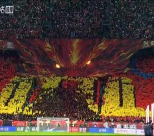 震撼！銅梁龍龍興主場亮出巨型TIFO“山城龍吟起，吾輩志在天”