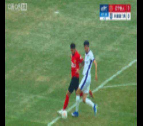 不斷抗議！基萊斯挑球擊中費(fèi)利佩手臂，津門(mén)虎抗議手球裁判無(wú)表示