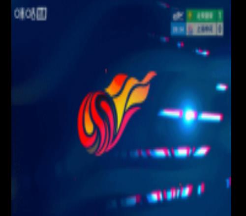 國安前場張稀哲、法比奧接連倒地，馬寧聽取VAR后改判法比奧越位