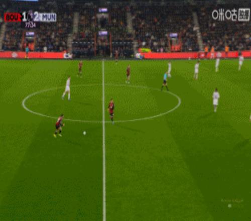 78分鐘，馬奎爾拉倒埃瓦尼爾森，裁判判罰點(diǎn)球加紅牌。