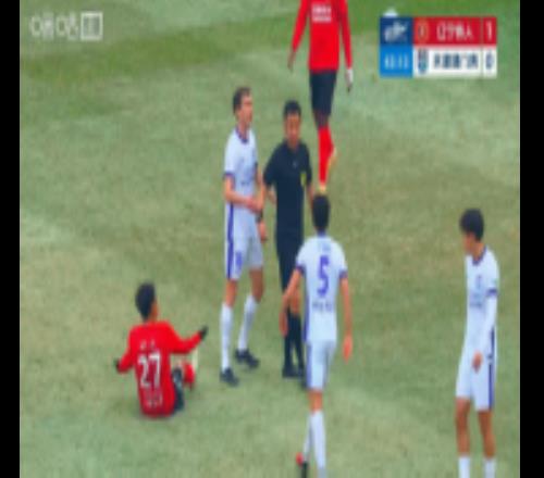 一人一黃！高嘉潤抱走皮球阻擋快發(fā)，格勞不滿一把將其推倒