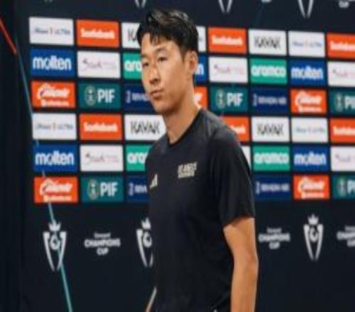 記者舉例類比王鈺棟：孫興慜在混采區(qū)用英語耐心接受中國記者采訪