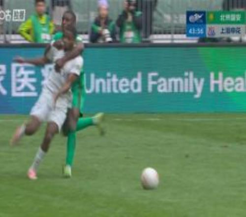 法比奧前場反搶摟抱馬納法，被馬寧出示黃牌警告