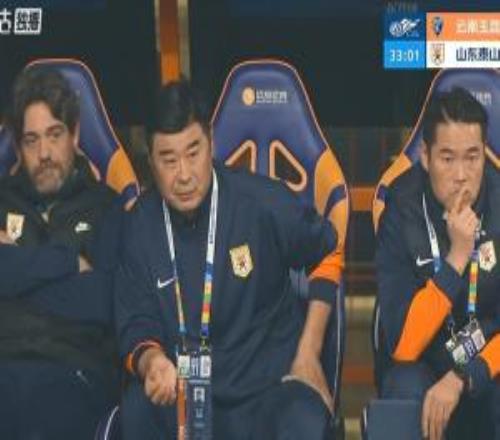 泰山3分鐘丟兩球03落后玉昆，泰山主帥韓鵬在場邊有些著急