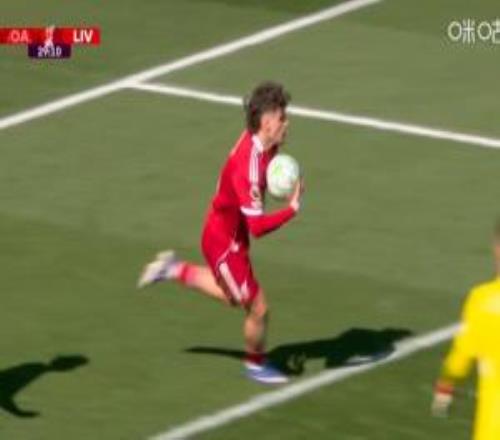 鬼魅跑位！鄧克頭球后蹭送禮，凱爾凱茲閃身挑射為利物浦11扳平