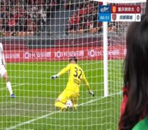 比賽第6分鐘，向余望搶點(diǎn)打門，劉殿座在門線上將球控制住