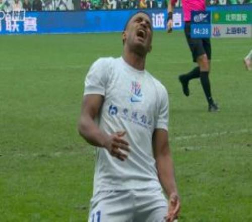 十分懊惱！米內(nèi)羅禁區(qū)包抄打飛錯失良機(jī)，申花本場仍0射正