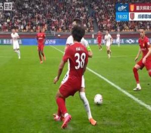 第18分鐘，韋世豪搶球踩到阮奇龍腳背，裁判向其出示黃牌