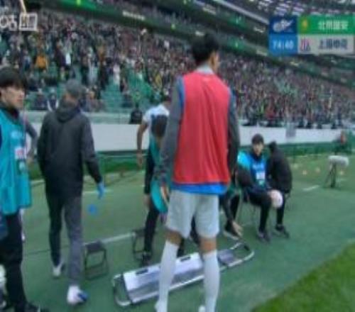 申花被動調(diào)整！米內(nèi)羅拉傷，被謝鵬飛換下