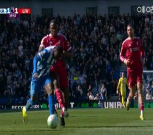 科納特對(duì)明特連拉帶拽，主裁判沒(méi)有判犯規(guī)，主場(chǎng)球迷噓聲一片