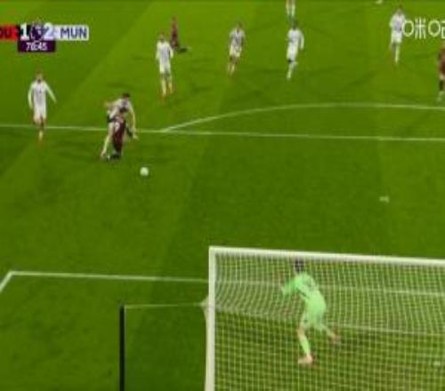 形勢突變！馬奎爾拉倒單刀的埃瓦尼爾森被判紅點，克魯皮點射扳平