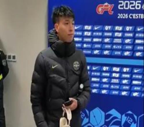 媒體人熱議！王鈺棟在混采區(qū)表現(xiàn)不耐煩，回答一個(gè)問題后匆匆離開