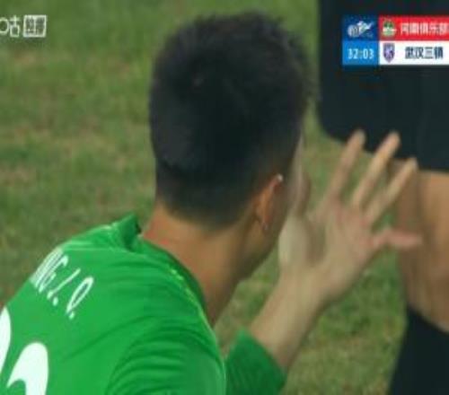 硬漢！三鎮(zhèn)門將方鏡淇小指脫位，隊(duì)醫(yī)現(xiàn)場復(fù)位后繼續(xù)比賽+獻(xiàn)神撲