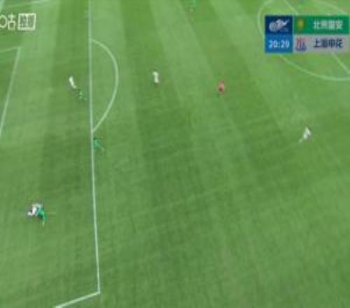 申花前場反搶，米內(nèi)羅趟球過大，賈非凡關(guān)鍵鏟球解圍