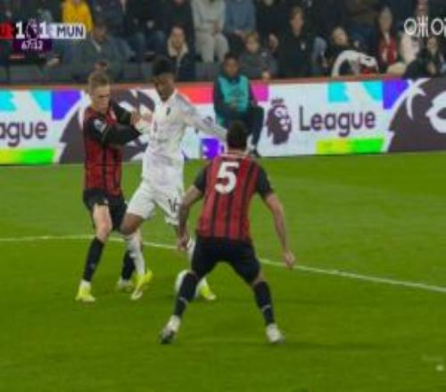 是點(diǎn)球嗎阿瑪?shù)陆麉^(qū)內(nèi)倒地裁判沒(méi)有表示，伯恩茅斯反擊扳平