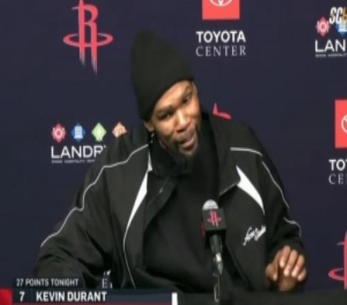 賽后隊(duì)友潑水慶祝里程碑！杜蘭特笑稱：以前還沒在更衣室洗過澡