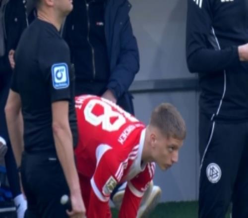 前途無(wú)量！換下格雷茨卡，拜仁16歲小將奧斯馬尼迎來(lái)一線隊(duì)首秀