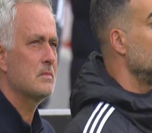 送別老友！賽前為已逝的前助教默哀致意，穆帥情難自已、眼眶泛紅