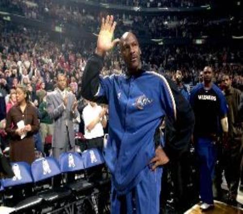 路威：上一次我們看到能媲美詹姆斯的41歲球員還要追溯到喬丹