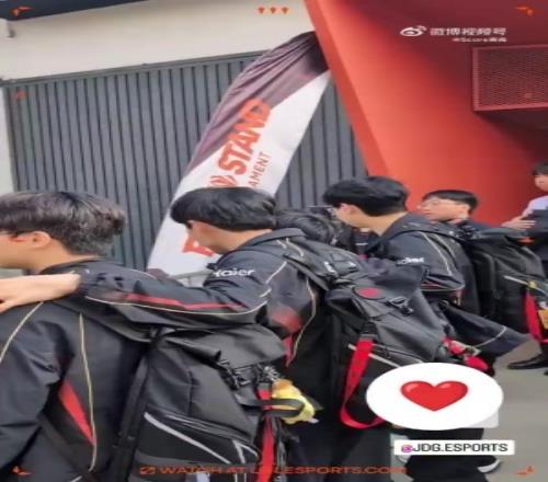 好好沉淀吧！JDG遭淘汰賽后選手離場向粉絲鞠躬
